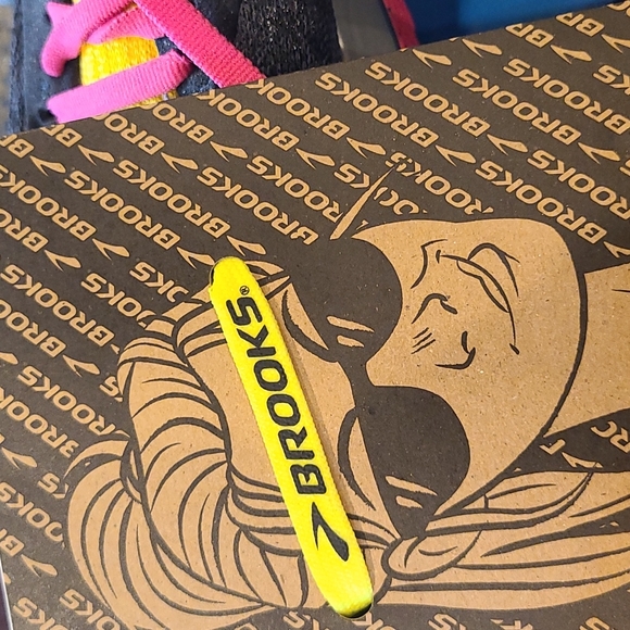 BNEW UNUSED BROOKS NEON YELLOW FLAT SHOELACES SHOE LACES UNISEX 46 INCHES - Picture 1 of 10